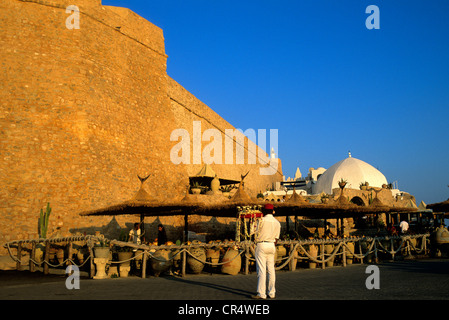 Tunisia Hammamet, vista sulla medina i bastioni e la terrazza di Sidi Bouhadid Cafe Foto Stock