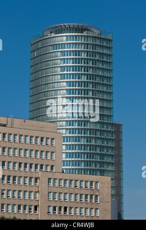 Edificio moderno e alto sulla Namesti Slobody, Piazza della Libertà, Bratislava, Slovacchia, Europa PublicGround Foto Stock