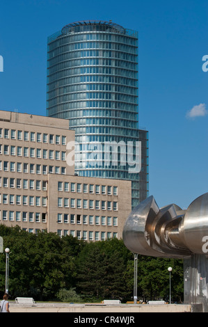 Edificio moderno e alto sulla Namesti Slobody, Piazza della Libertà, Bratislava, Slovacchia, Europa PublicGround Foto Stock