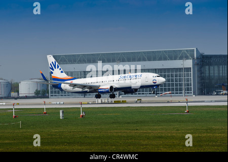 Piano di Sunexpress sbarco nella parte anteriore del capannone, Franz-Josef-Strauss, aeroporto di Monaco di Baviera, Germania, Europa Foto Stock