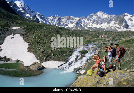 Francia, Hautes Alpes, Serre Chevalier le Monetier, Le Casset, escursionismo a arsina passano nel Parco Nazionale degli Ecrins (Nazionale Foto Stock