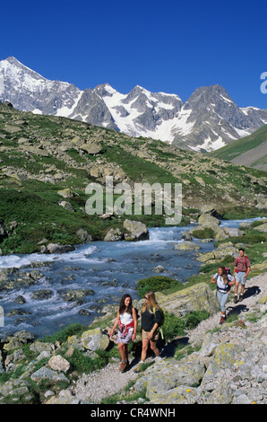 Francia Hautes Alpes Serre Chevalier le Monetier Le Casset escursionismo a arsina passano nel Parco Nazionale degli Ecrins Parco Nazionale del Foto Stock