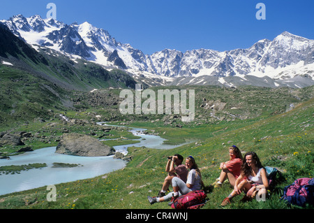 Francia Hautes Alpes Serre Chevalier le Monetier Le Casset escursionismo a arsina passano nel Parco Nazionale degli Ecrins Parco Nazionale del Foto Stock