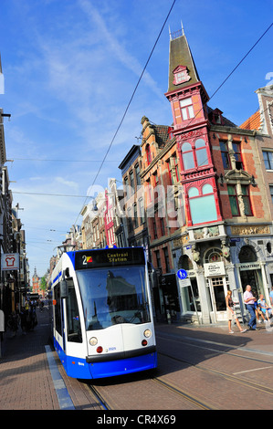 Paesi Bassi, Amsterdam, tram su Leidsestraat Foto Stock