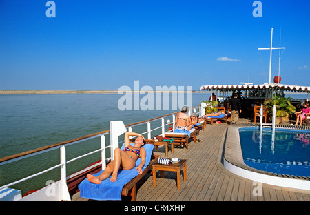 Myanmar (Birmania), Strada per Mandalay nave da crociera sul fiume Irrawaddy, piscina sul ponte superiore Foto Stock