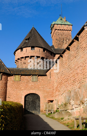 Francia, Bas Rhin, Orschwiller, Alsazia strada del vino, Haut Koenigsbourg Castello, mantenere visto da est con la torre sud e Foto Stock