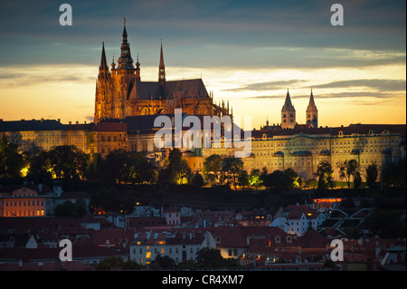Vista dal vecchio Municipio verso Hrad&#269;qualsiasi, il quartiere di Castello con il Castello di Praga e la Cattedrale di San Vito, Praga Foto Stock
