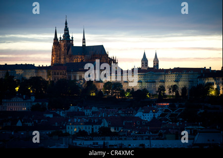 Vista dal vecchio Municipio verso Hrad&#269;qualsiasi, il quartiere di Castello con il Castello di Praga e la Cattedrale di San Vito, Praga Foto Stock
