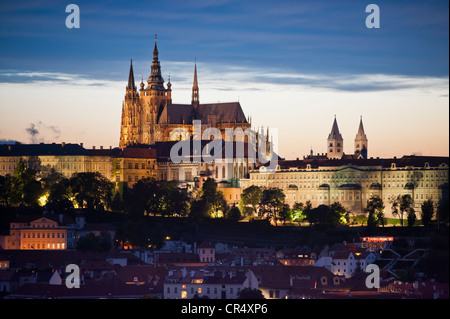 Vista dal vecchio Municipio verso Hrad&#269;qualsiasi, il quartiere di Castello con il Castello di Praga e la Cattedrale di San Vito, Praga Foto Stock