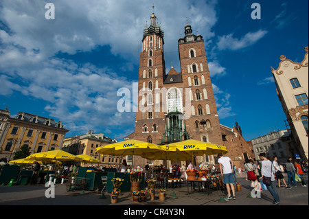 La Chiesa di Santa Maria e il mercato dei fiori sul Rynek o piazza del mercato di Cracovia, Malopolska, Polonia, Europa Foto Stock