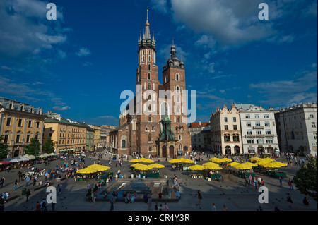 La Chiesa di Santa Maria e il mercato dei fiori sul Rynek o piazza del mercato di Cracovia, Malopolska, Polonia, Europa Foto Stock