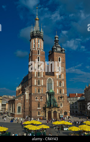 La Chiesa di Santa Maria e il mercato dei fiori sul Rynek o piazza del mercato di Cracovia, Malopolska, Polonia, Europa Foto Stock