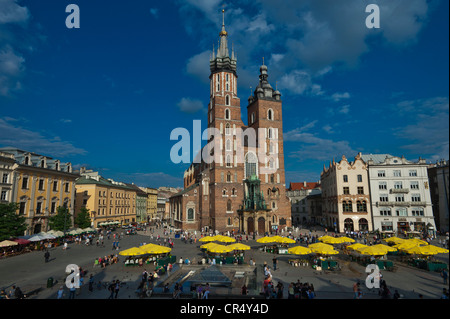 La Chiesa di Santa Maria e il mercato dei fiori sul Rynek o piazza del mercato di Cracovia, Malopolska, Polonia, Europa Foto Stock