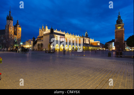 Santa Maria la Basilica di panno, hall e la torre del Municipio sul Rynek al crepuscolo, Sito Patrimonio Mondiale dell'UNESCO, Cracovia, Malopolska Foto Stock