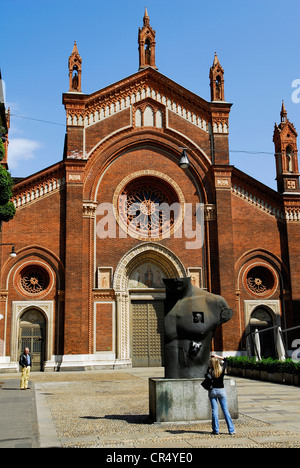 L'Italia, Lombardia, Milano, quartiere di Brera, Piazza del Carmine, la chiesa di Santa Maria del Carmine in background Foto Stock