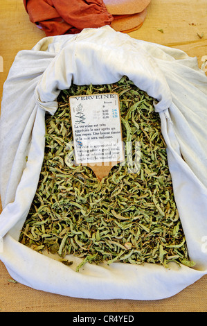 La verbena del limone, foglie essiccate su un mercato in stallo, Sault, Vaucluse, Provence-Alpes-Côte d'Azur, in Francia meridionale, Francia, Europa Foto Stock