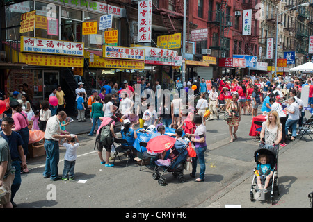 La folla presso la popolare Eldridge Street Sinagoga di un uovo di creme e rotoli di uovo Street Fair in New York Foto Stock