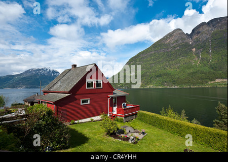 Rosso di tipica casa in legno su Hardanger fiordo, Norvegia, Scandinavia, Nord Europa, PublicGround Foto Stock