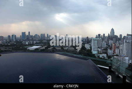 Si tratta di una foto di Bangkok in vista giorno dalla cima di un edificio. Possiamo vedere lo skyline fanno di torri e altri edifici Foto Stock