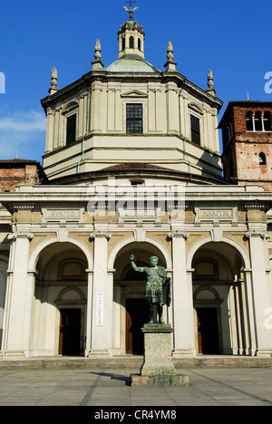 L'Italia, Lombardia, Milano, la Basilica di San Lorenzo, la statua dell'imperatore romano Costantino Foto Stock