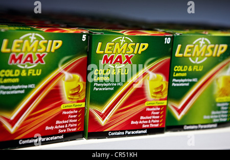 Lemsip Max raffreddore e influenza il limone raffigurato su uno scaffale di supermercato. Lemsip fornisce sollievo dai sintomi di influenza e raffreddori. Foto Stock