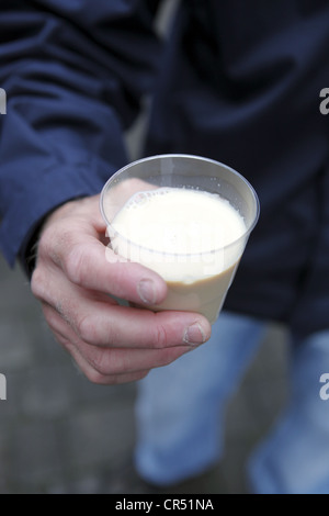 Patroni bere il rhum e il latte per la prima colazione presso il pub durante Hawick Common-Riding festival, nella città di confine di Hawick, Scozia Foto Stock