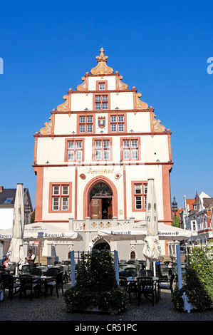 Old Town Hall e un cafè sul marciapiede, Bad Salzuflen, Renania settentrionale-Vestfalia, Germania, Europa Foto Stock