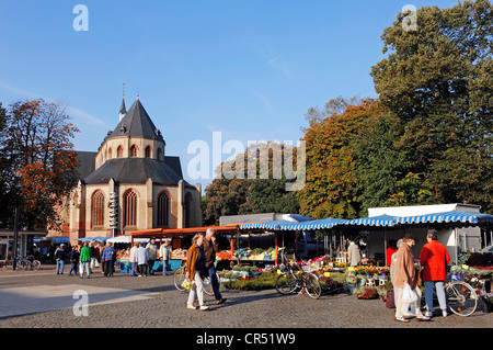 Le bancarelle del mercato di fronte Ludgeri Chiesa, Norden, Frisia orientale, Bassa Sassonia, Germania, Europa Foto Stock