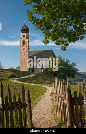 Tradizionalmente un recinto di tessuto circonda il San Costantino chiesa di Siusi allo Sciliar, Alto Adige, Italia, Europa Foto Stock