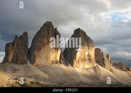 Torri rocciose delle Tre Cime di Lavaredo, tre picchi di gamma, la sera sun, Dolomiti, Alto Adige, Italia, Europa Foto Stock