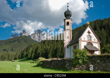 Johann chiesa in Ranui davanti al Geislerspitzen, Olde Odle nelle Dolomiti, Alto Adige, Italia, Europa Foto Stock