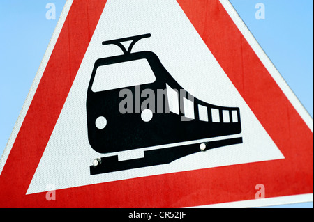 Cartello stradale, passaggio a livello senza cancello o barriera davanti, dare priorità ai veicoli ferroviari Foto Stock