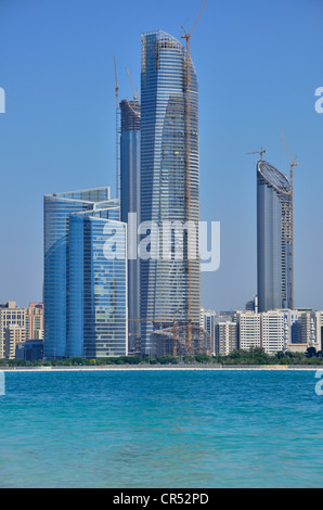 Vista di Abu Dhabi skyline dal Villaggio del Patrimonio Culturale, Abu Dhabi, Emirati arabi uniti, Penisola Arabica, Asia Foto Stock