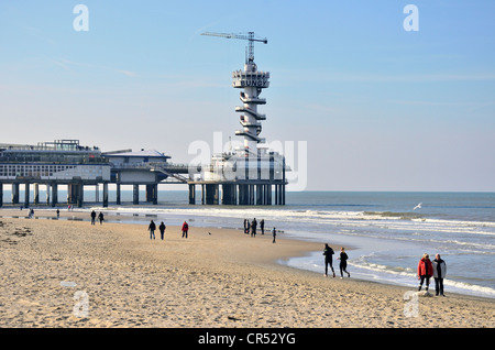 Pontile con bungee torre su una spiaggia sul Mare del Nord, scuotipaglia Scheveningen, Holland, Paesi Bassi, Europa Foto Stock