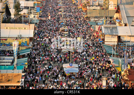 La folla in Bierstrasse, birra street, Oktoberfest Monaco di Baviera, Germania, Europa Foto Stock