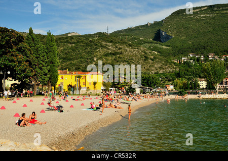Spiaggia di Torbole sul lago di Garda, Trentino, Italia, Europa Foto Stock