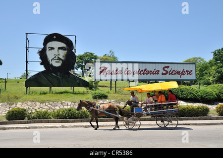 Carrozza trainata da cavalli nella parte anteriore di propaganda rivoluzionaria, 'Hasta la victoria siempre', Spagnolo per "fino alla vittoria sempre' Foto Stock