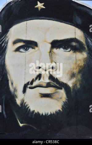 La propaganda rivoluzionaria, ritratto di Ernesto "Che" Guevara, Las Tunas, Cuba, Caraibi Foto Stock