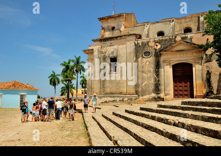 Gruppo di turisti di fronte Iglesia Parroquial de la Santísima, Chiesa della Santissima Trinità, Trinidad, Cuba, dei Caraibi Foto Stock