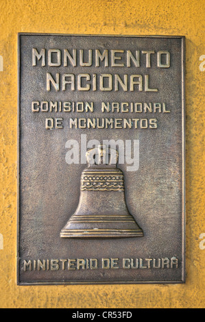 Monumento Nacional lapide sulla facciata della Caserma Moncada, ora centro scolastico e museo storico; la lotta di Foto Stock