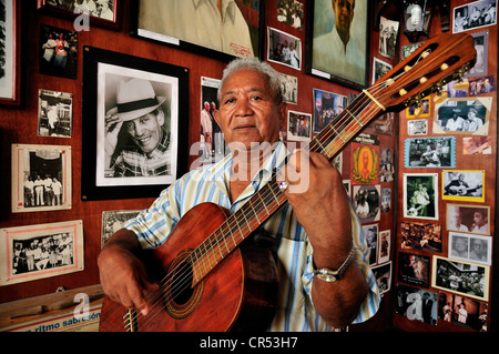 Feliberto Nuñez, il wellknown figlio cantante e chitarrista nella Casa de la Trova a Santiago de Cuba, Cuba, dei Caraibi Foto Stock