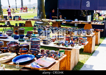 Pottery visualizzati in corrispondenza di arti e mestieri mostra in "Santa Barbara" California Foto Stock