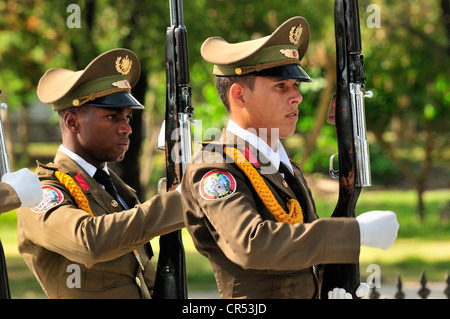 Cambio della guardia di fronte al mausoleo del poeta cubano ed Eroe Nazionale José Martí, Cementerio de Santa Ifigenia Foto Stock