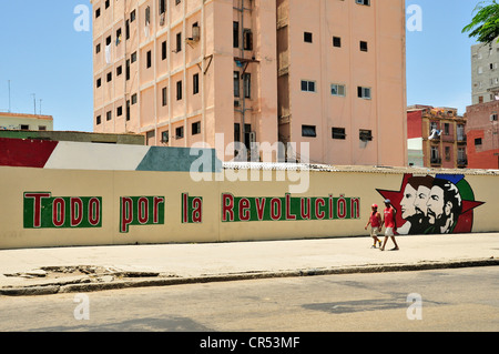 Pittura murale " Todo por la Revolución' o 'Tutto per la Rivoluzione', Habana Vieja, Havana, Cuba, Caraibi Foto Stock