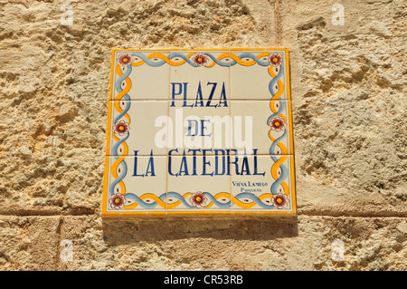 Un cartello stradale presso la Plaza de la Catedral, Piazza Città Vecchia Habana Vieja, Havana, Cuba, Caraibi Foto Stock