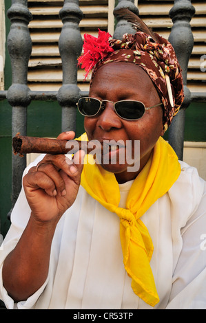 Donna cubana con un sigaro in Avana Vecchia, Habana Vieja, Havana, Cuba, Caraibi Foto Stock