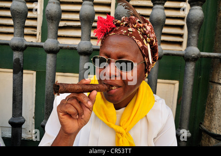 Donna cubana con un sigaro in Avana Vecchia, Habana Vieja, Havana, Cuba, Caraibi Foto Stock