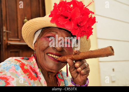 Donna cubana con un sigaro in Avana Vecchia, Habana Vieja, Havana, Cuba, Caraibi Foto Stock