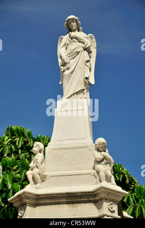 Statua di un angelo su una delle tombe monumentali, cimitero di Colon, Cementerio Cristóbal Colón, chiamato dopo Cristoforo Colombo Foto Stock