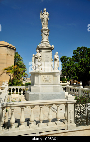 Statua di un angelo su una delle tombe monumentali, cimitero di Colon, Cementerio Cristóbal Colón, chiamato dopo Cristoforo Colombo Foto Stock